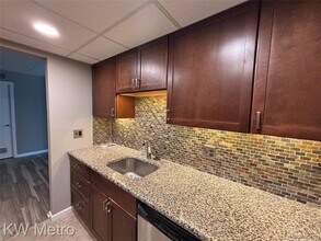 18236 University Park Dr in Livonia, MI - Building Photo - Building Photo
