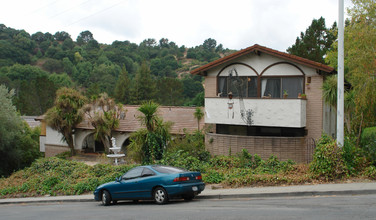 2050 Ascot Dr in Moraga, CA - Foto de edificio - Building Photo