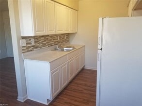7731 Diven St, Unit D in Norfolk, VA - Foto de edificio - Building Photo