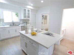 1136 Queen Anne Pl in Los Angeles, CA - Building Photo - Building Photo