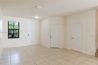 9045 W 33rd Ave in Hialeah, FL - Foto de edificio - Building Photo