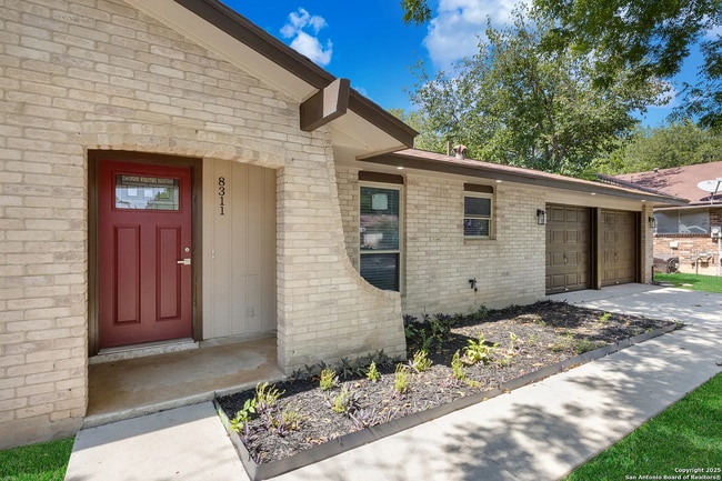 8311 Babe Ruth St in San Antonio, TX - Foto de edificio - Building Photo