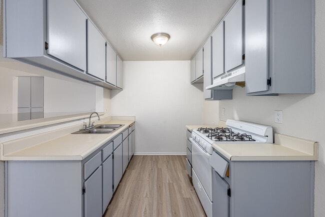 6810 Foothill Blvd in Tujunga, CA - Building Photo - Interior Photo