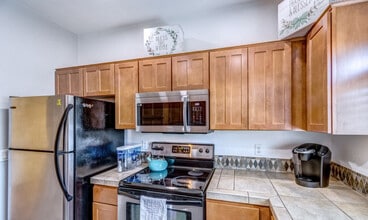 7050 E Sunrise Dr in Tucson, AZ - Building Photo - Building Photo