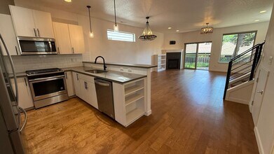 4960 SW Rossi Terrace in Beaverton, OR - Building Photo - Building Photo