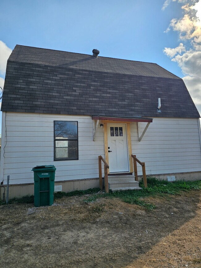 1104 Hickory St in Jourdanton, TX - Building Photo - Building Photo