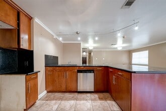 7711 Beechnut St in Houston, TX - Building Photo - Building Photo
