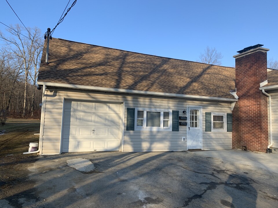 308 W center Street, Unit Appt A in Wind Gap, PA - Building Photo