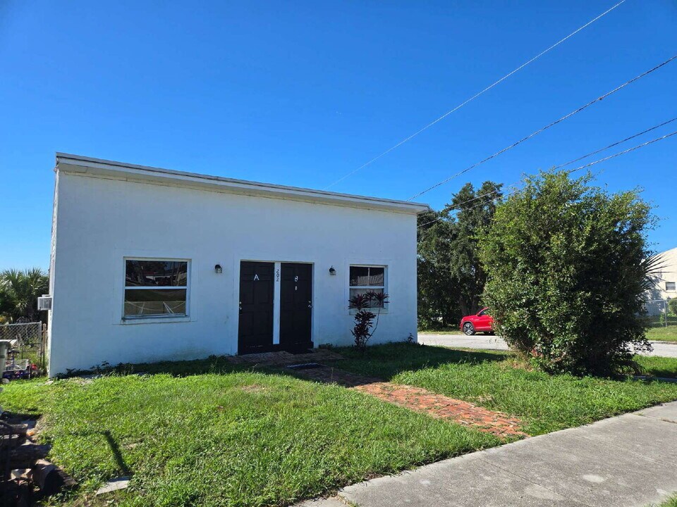 202 Shepard Ave in Dundee, FL - Building Photo