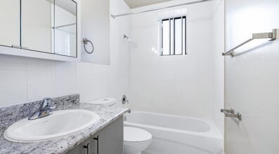1219 Dundas St W in Mississauga, ON - Building Photo - Building Photo