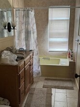 1041 Park Ave, Unit Room- 3rd Fl in Woonsocket, RI - Foto de edificio - Building Photo