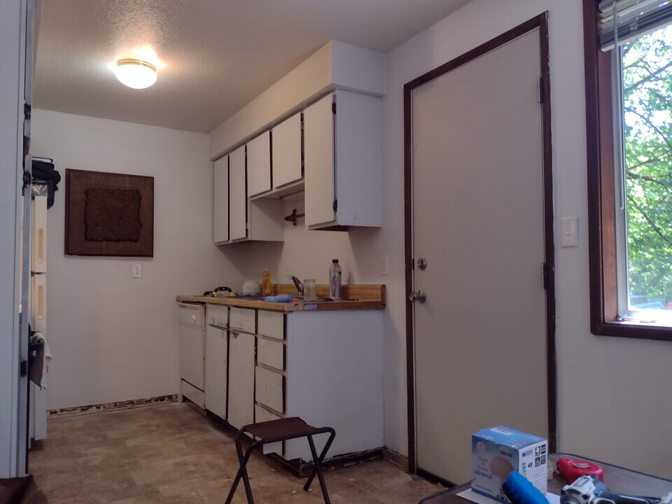 1043 Vine Ave in Coos Bay, OR - Building Photo
