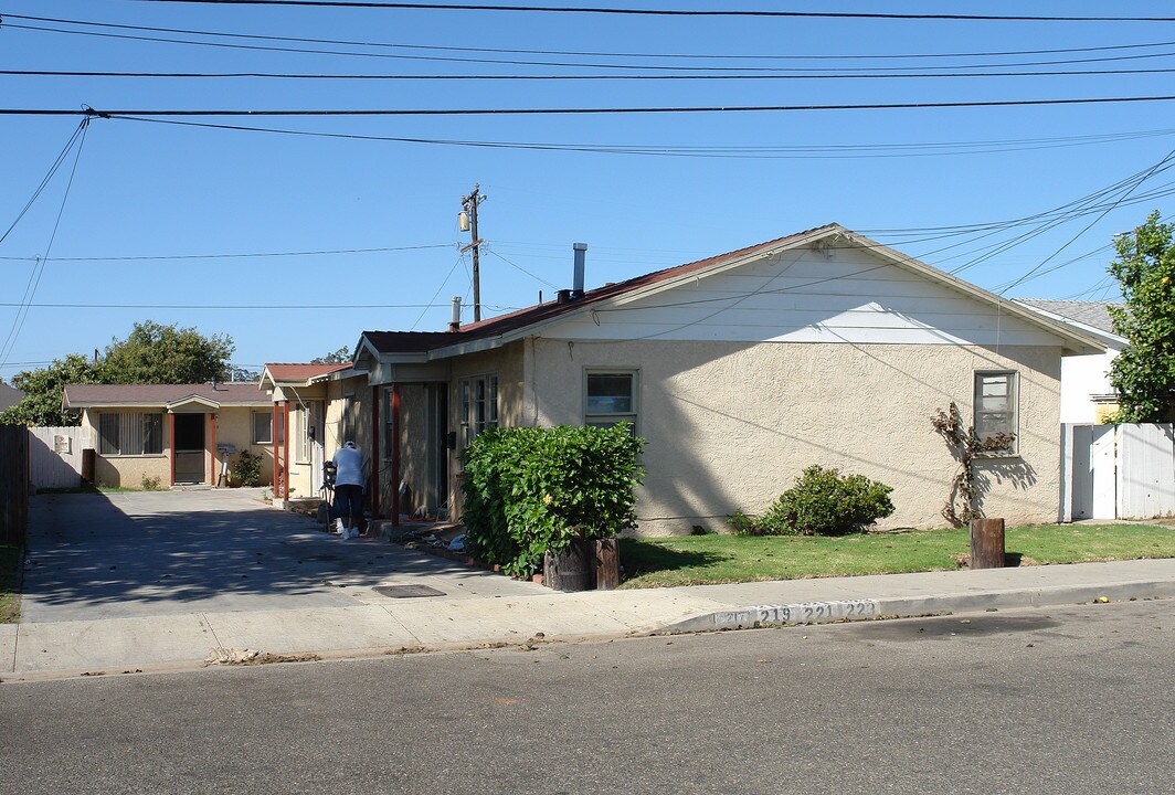 217-223 E A St in Port Hueneme, CA - Foto de edificio