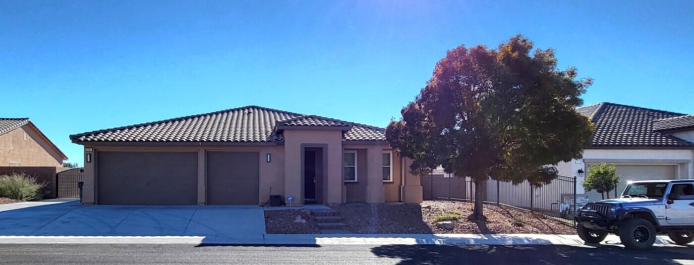 5761 E Badlands Ln in Pahrump, NV - Foto de edificio