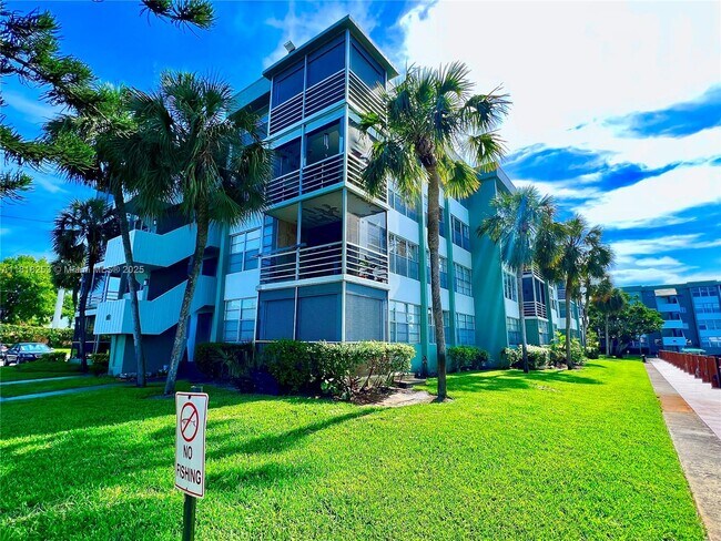 2741 Taft St in Hollywood, FL - Building Photo - Building Photo