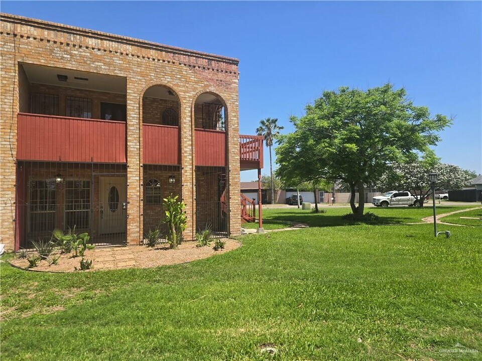 1715 Highland Park Ave in Mission, TX - Foto de edificio