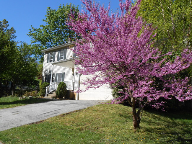 140 Eaton Dr in Wayne, PA - Foto de edificio - Building Photo