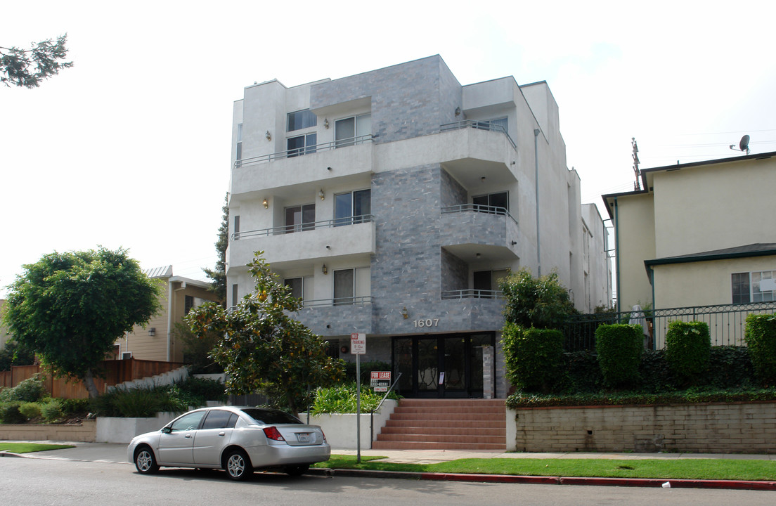 1607 Glendon Ave in Los Angeles, CA - Building Photo