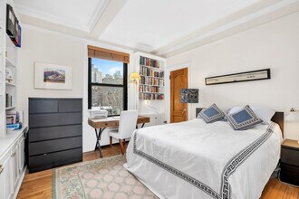 212 E 48th St in New York, NY - Building Photo - Building Photo