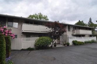 Vistabrook Townhomes in Portland, OR - Building Photo - Building Photo