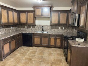 2712 Valley View Dr in Chickasha, OK - Building Photo - Building Photo