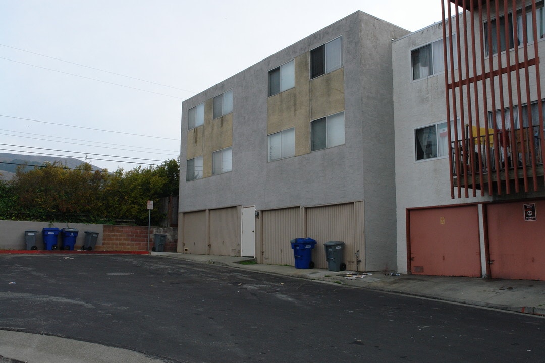 396 Susie Way in South San Francisco, CA - Foto de edificio