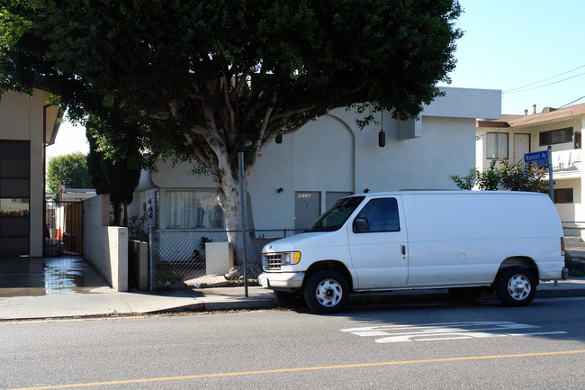 4528 W Lennox Blvd in Inglewood, CA - Building Photo - Building Photo