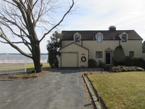 160 Colonel John Gardner Rd in Narragansett, RI - Building Photo - Building Photo