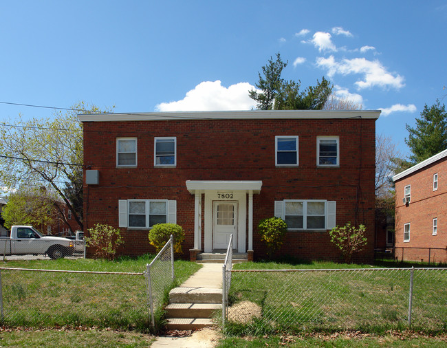 7802 Kennewick Ave in Takoma Park, MD - Foto de edificio - Building Photo