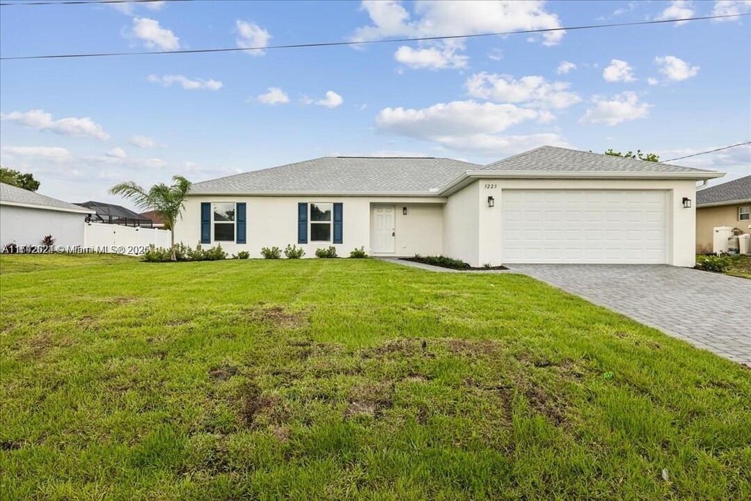 3223 NE 14th Ave in Cape Coral, FL - Building Photo