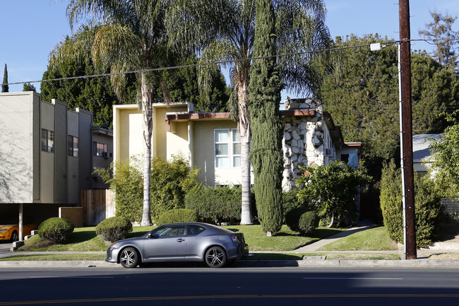 13847 Burbank Blvd in Van Nuys, CA - Building Photo - Building Photo