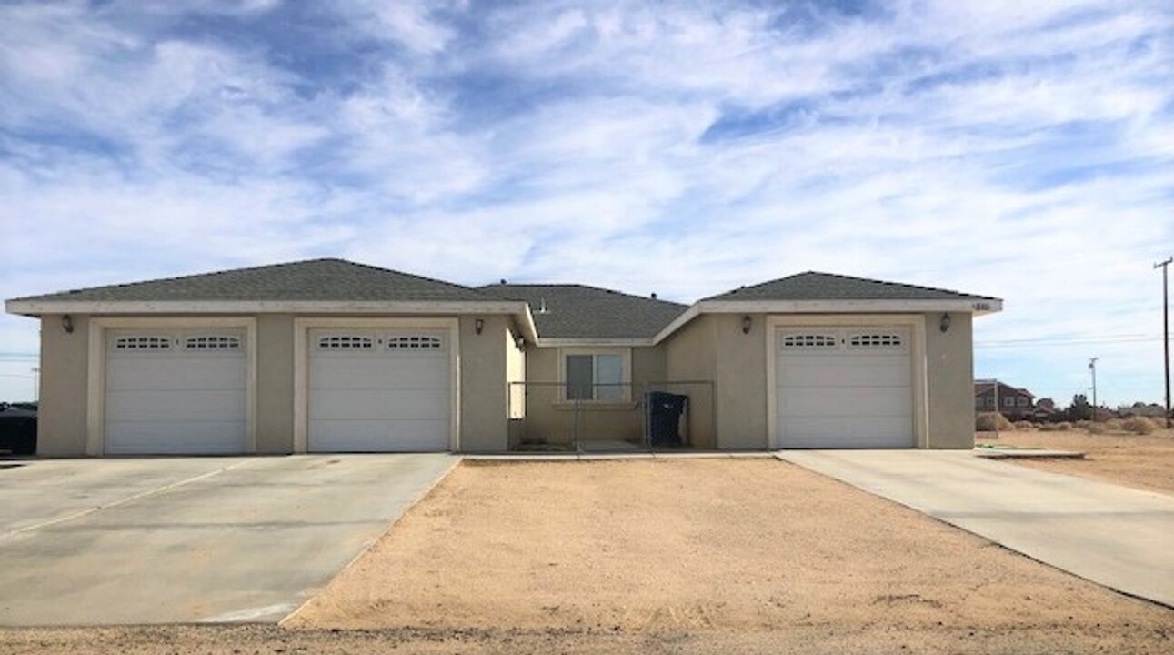 21755 Ives Dr-Unit -Unit B in California City, CA - Foto de edificio