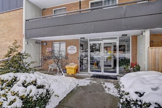 Lakeview Towers Apartments in Woodstock, ON - Building Photo - Building Photo