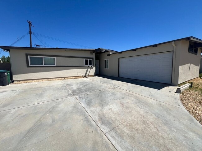 1127 Valiant St in Lancaster, CA - Building Photo - Building Photo