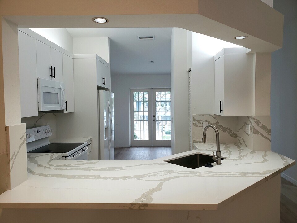 859 Tanbark Dr, Unit 204 in Naples, FL - Building Photo