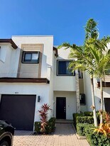 405 NE 208th Terrace in North Miami Beach, FL - Building Photo
