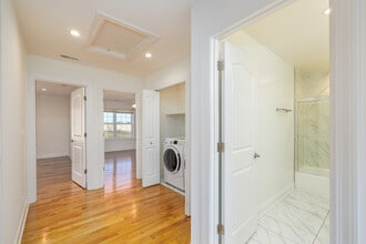 Princeton West Townhomes in Elgin, IL - Building Photo - Interior Photo