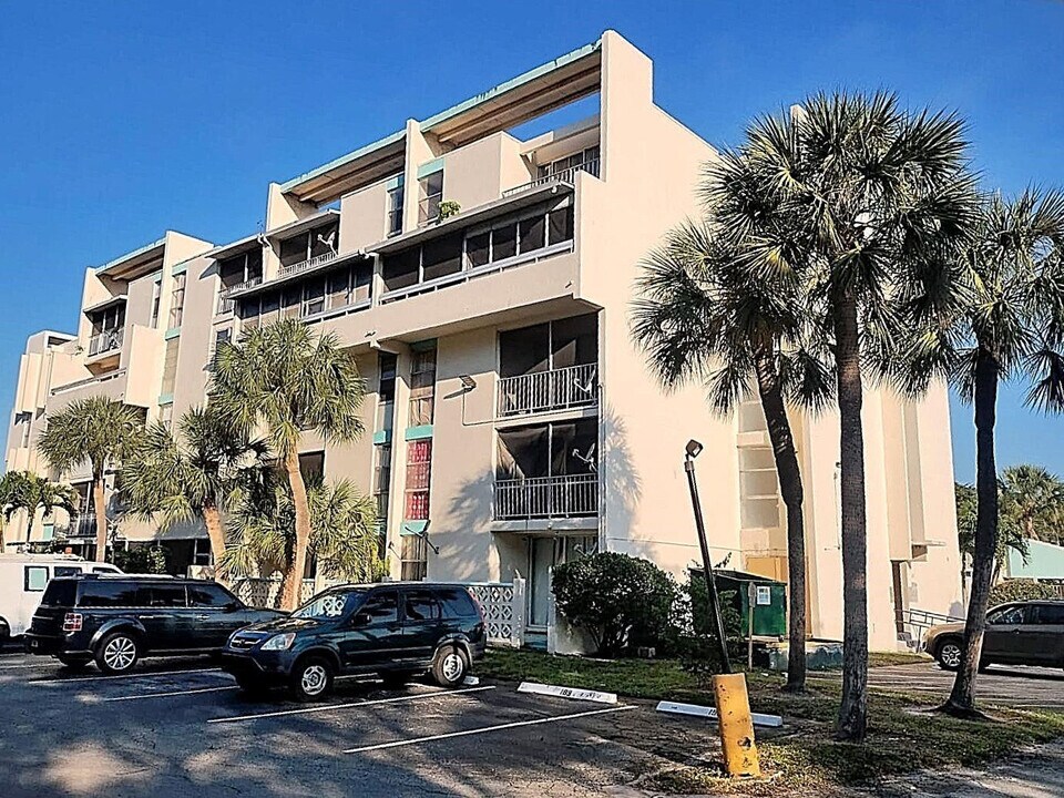 2017 NW 46th Ave in Lauderhill, FL - Building Photo