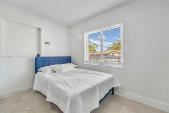 1002 NW 74th St in Miami, FL - Building Photo - Building Photo