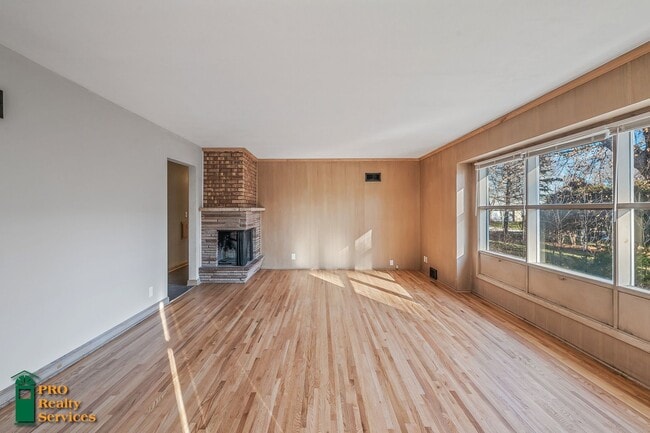 property at 7 Interlachen Rd