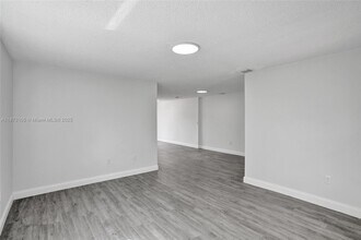 3074 SW 17th St in Miami, FL - Building Photo - Building Photo