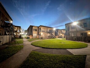 Pine Arbor in Houston, TX - Building Photo - Building Photo