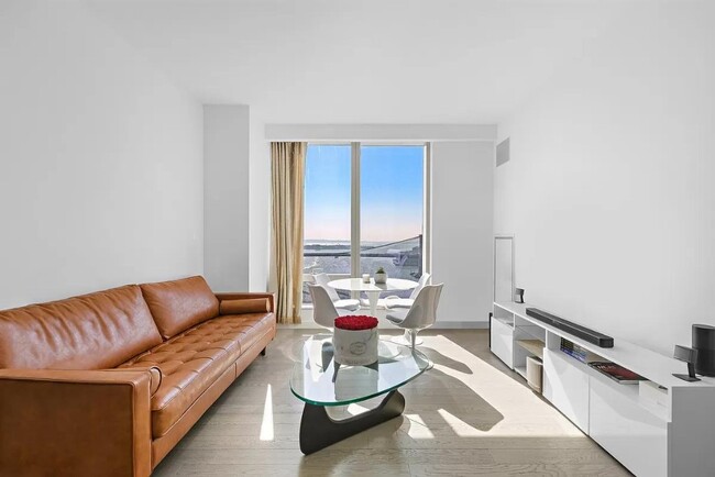252 South St in New York, NY - Building Photo - Building Photo