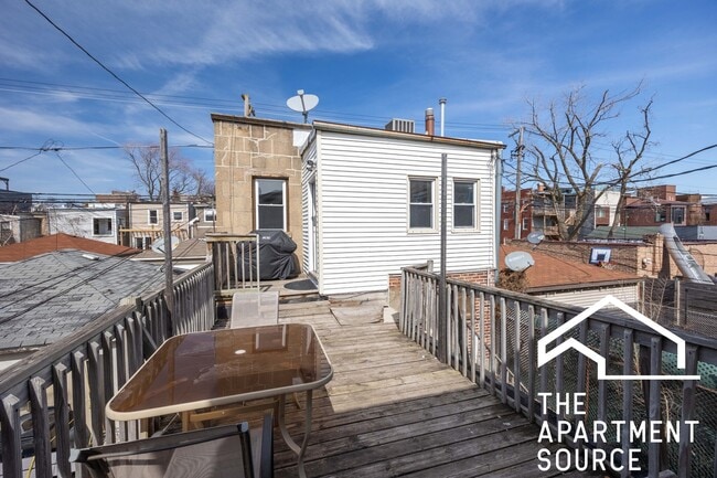 2206 W Erie St, Unit 3