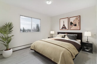 Pinetree Village in Edmonton, AB - Building Photo - Building Photo