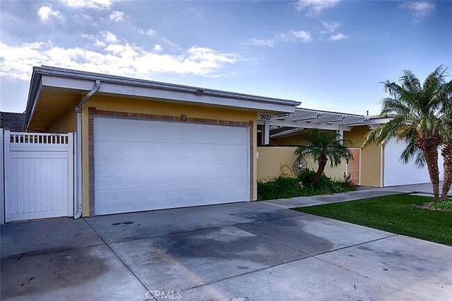 3932 S Finisterre Dr in Huntington Beach, CA - Foto de edificio - Building Photo