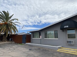 255/225 W. Flores in Tucson, AZ - Building Photo - Building Photo