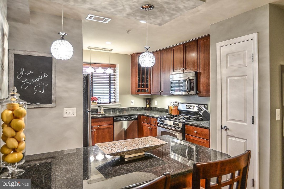 4167 S Four Mile Run Dr-Unit -102 in Arlington, VA - Building Photo