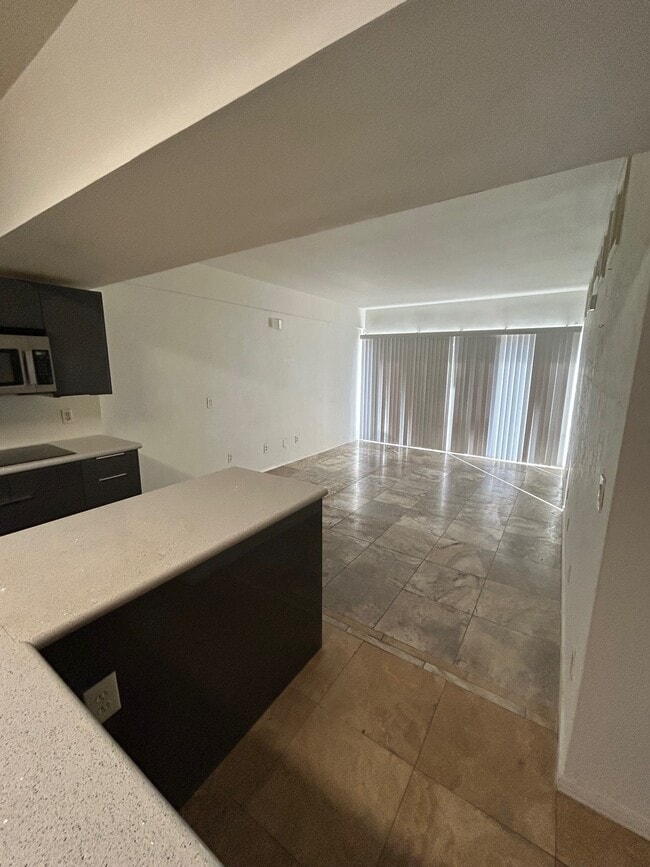 351 E Thomas Rd, Unit D104 in Phoenix, AZ - Building Photo - Building Photo