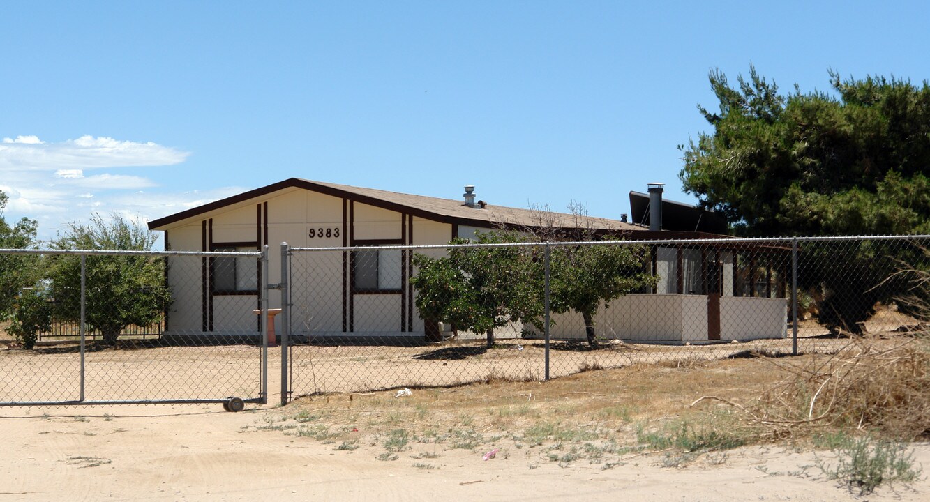 9383 Wilson Ranch Rd in Phelan, CA - Foto de edificio